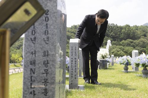 천안함 46용사 묘역 참배하는 김동연 경기도지사[경기도 제공. 재판매 및 DB 금지]