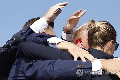 피 보이는 트럼프 전 대통령 귀 [버틀러[펜실베이니아주] AFP=연합뉴스. 재판매 및 DB 금지]