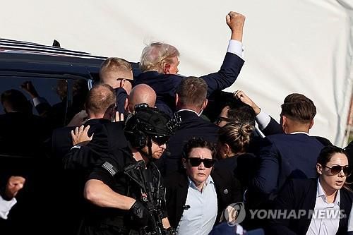 총격 현장 떠나며 주먹 치켜드는 도널드 트럼프 전 미국 대통령[로이터=연합뉴스. 재판매 및 DB 금지]