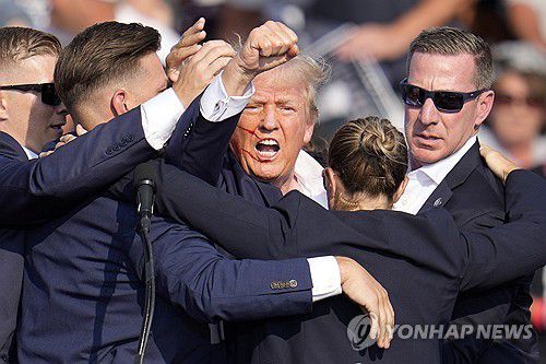 피격 후 저항하는 트럼프 전 대통령[AP 연합뉴스. 재판매 및 DB 금지]