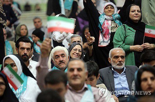 마수드 페제시키안 이란 대통령 당선인 연설 기다리는 국민들[EPA 연합뉴스 자료사진. 재배포 및 DB 금지]