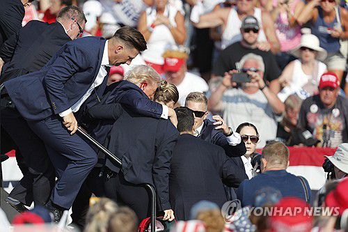 총격 뒤 무대에서 대피하는 트럼프 전 미국 대통령[버틀러[미 펜실베이니아주] EPA=연합뉴스]