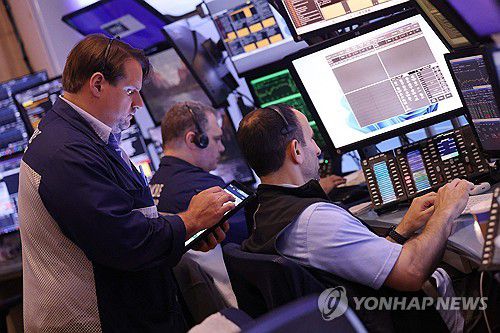 뉴욕 증시에서 업무 중인 트레이더들[게티이미지 AFP 연합뉴스 자료사진. 재판매 및 DB 금지]
