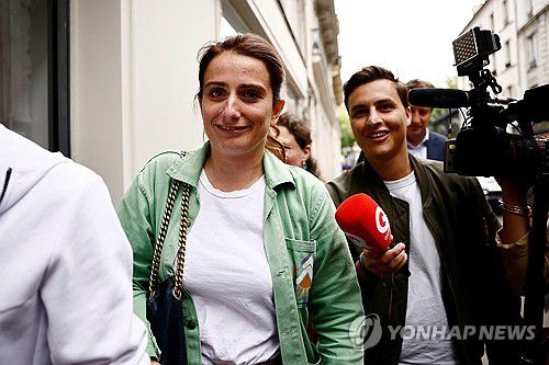 미디어 몰고 다니는 통들리에 대표[로이터 연합뉴스 자료사진. 재판매 및 DB 금지]