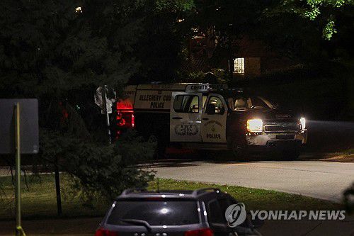 트럼프 총격 용의자 자택 인근 통제하는 경찰(펜실베이니아 로이터=연합뉴스) 경찰들이 14일(현지시간) 오전 트럼프 전 대통령 총격 용의자로 지목된 20세 토머스 매슈 크룩스의 자택 인근을 지키고 있다. 2024.07.14