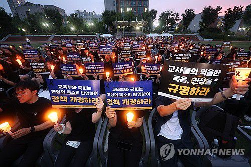 구호 외치는 학생들(서울=연합뉴스) 김도훈 기자 = 서울 서이초등학교 교사의 49재 추모일인 4일 오후 서울 서초구 서울교육대학교에서 열린 촛불문화제에서 참가자들이 구호를 외치고 있다. 2023.9.4 superdoo82@yna.co.kr