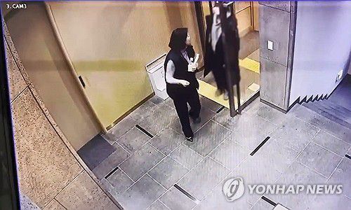 국민의힘 배현진 의원실 피습 현장 상황 CCTV 공개(서울=연합뉴스) 국민의힘 배현진 의원(서울 송파을)이 25일 오후 서울 강남구 신사동의 한 건물에서 괴한에게 습격 당하는 장면이 담긴 CCTV 화면을 배 의원실이 공개했다. 2024.1.25  [배현진 의원측 제공. 재판매 및 DB 금지] photo@yna.co.kr