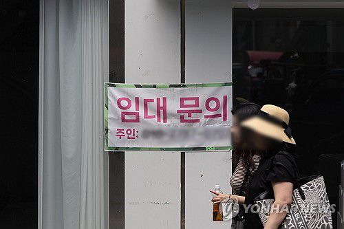 '빚의 수렁' 자영업자…사업자대출 연체액 11조, 역대 최대(서울=연합뉴스) 윤동진 기자 = 높은 금리와 소비 부진 속에 자영업자가 갚지 못한 사업자대출 원리금이 역대 최대 규모까지 불어난 것으로 확인됐다. 자영업자뿐 아니라 전체 가계대출자의 빚 상환 부담도 갈수록 커져 평균 총부채원리금상환비율(DSR)이 두 분기 연속 다시 올랐다.     사진은 1일 서울 명동 거리 모습. 2024.7.1 mon@yna.co.kr