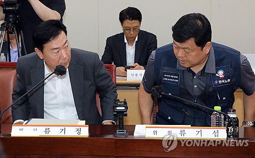 자리에 앉는 경영계와 노동계(세종=연합뉴스) 배재만 기자 = 최저임금위원회 사용자위원 운영위원인 류기정 경총 전무(왼쪽)와 근로자위원 운영위원인 류기섭 한국노총 사무총장이 11일 오후 정부세종청사 최저임금위원회에서 열린 제10차 전원회의에 입장하고 있다. 2024.7.11 scoop@yna.co.kr