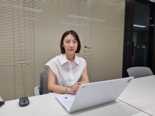 오지선 중고명품 플랫폼 구구스 감정등록팀장(서울=연합뉴스) 강애란 기자 = 오지선 중고명품 플랫폼 구구스 감정등록팀장이 지난 11일 서울 강남 구구스 본사에서 연합뉴스와의 인터뷰를 마친 뒤 포즈를 취하고 있다. 2024.7.15