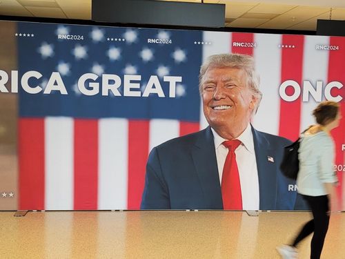 美 공화당 전당대회 D-1…대회장의 트럼프 사진 (밀워키[미 위스콘신주]=연합뉴스) 조준형 특파원 =  미국 공화당 대통령 후보를 지명하는 전당대회(15∼18일) 개막을 하루 앞둔 14일(현지시간) 대회장인 위스콘신주 밀워키의 파이서브포럼에 도널드 트럼프 전 대통령 사진이 설치돼 있다. 2024.7.15 jhcho@yna.co.kr