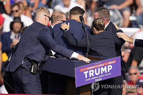 피격 이후 트럼프 전 대통령을 둘러싼 비밀경호국(SS) 요원들[AP 연합뉴스 자료사진]