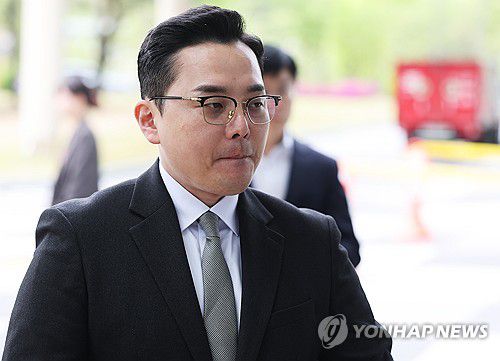 수원지법 들어서는 조명현 씨(수원=연합뉴스) 홍기원 기자 = 2022년 제20대 대통령 선거와 관련한 공직선거법 위반 혐의로 기소된 더불어민주당 이재명 대표의 배우자 김혜경 씨 사건의 공익제보자 조명현 씨가 22일 오전 증인신문을 위해 경기도 수원시 영통구 수원지방법원으로 들어서고 있다. 2024.4.22 xanadu@yna.co.kr