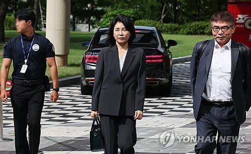 공판 출석하는 김혜경 씨(수원=연합뉴스) 홍기원 기자 = 2022년 제20대 대통령 선거와 관련한 공직선거법 위반 혐의로 재판에 넘겨진 더불어민주당 이재명 전 대표의 배우자 김혜경 씨가 10일 오전 경기도 수원시 영통구 수원지방법원에서 열리는 공판에 출석하고 있다. 2024.7.10 xanadu@yna.co.kr