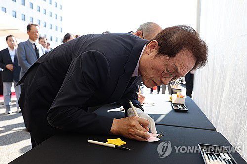 추모 메시지 쓰는 조희연 교육감(서울=연합뉴스) 신현우 기자 = 서이초 교사 사망 1주기를 3일 앞둔 15일 오전 종로구 서울시교육청에 마련된 추모 공간에서 조희연 서울시교육감이 추모 메시지를 쓰고 있다. 2024.7.15 nowwego@yna.co.kr