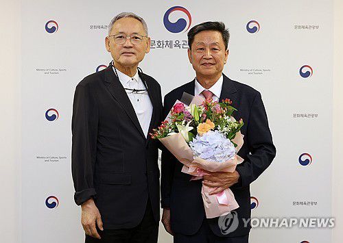 유인촌 장관, 국악방송 사장 임명장 수여(서울=연합뉴스) 유인촌 문화체육관광부 장관이 15일 서울 종로구 국립현대미술관 서울관에서 원만식 국악방송 사장에게 임명장을 수여하고 기념 촬영을 하고 있다. 2024.7.15 [문화체육관광부 제공. 재판매 및 DB 금지] photo@yna.co.kr