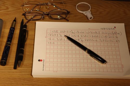 작가 김홍신이 사용했던 원고지와 만년필[본인 제공]