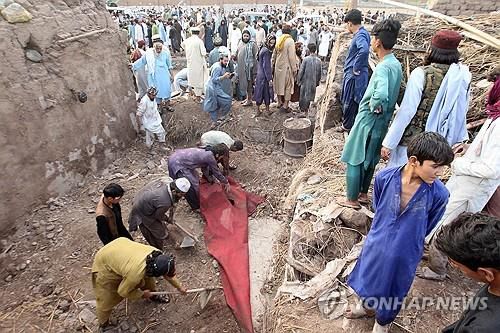 아프가니스탄 홍수(잘랄라바드[아프가니스탄] AP=연합뉴스) 15일(현지시간) 아프가니스탄 낭가르하르주 잘랄라바드에서 사람들이 폭우로 파손된 집의 잔해를 치우고 있다. 2024.7.16. photo@yna.co.kr