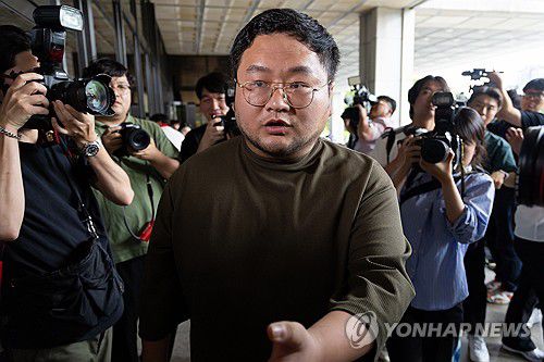 검찰 자진 출석하는 유투버 쯔양 협박 의혹 구제역(서울=연합뉴스) 윤동진 기자 = 검찰이 유튜버 쯔양의 과거 이력을 폭로하겠다고 협박한 혐의를 받은 유튜버들에 대한 수사에 착수한 가운데 당사자 중 하나인 유튜버 구제역(이준희)이 15일 오후 서초구 서울중앙지검으로 자진 출석하고 있다. 2024.7.15 mon@yna.co.kr