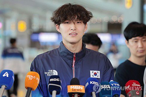 파리 출국 전 인터뷰하는 김우민(영종도=연합뉴스) 김인철 기자 = 2024 파리올림픽에 출전하는 수영 국가대표의 김우민이 16일 오전 인천국제공항 제2여객터미널에서 출국 전 인터뷰를 하고 있다. 2024.7.16 yatoya@yna.co.kr