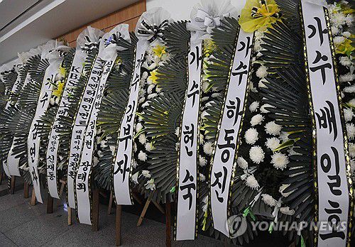 빈소 앞에 놓인 근조화환(서울=연합뉴스) 16일 서울시 송파구 서울아산병원 장례식장 1호실에 마련된 가수 고 현철(본명 강상수)의 빈소 앞에 근조 화환이 놓여있다. 2024.7.16 [사진공동취재단] photo@yna.co.kr