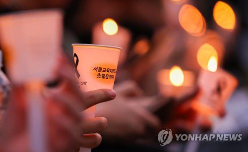 선배를 추모하며(서울=연합뉴스) 김도훈 기자 = 서울 서이초등학교 교사의 49재 추모일인 4일 오후 서울 서초구 서울교육대학교에서 열린 촛불문화제에서 참가자들이 촛불을 들고 있다. 2023.9.4 superdoo82@yna.co.kr