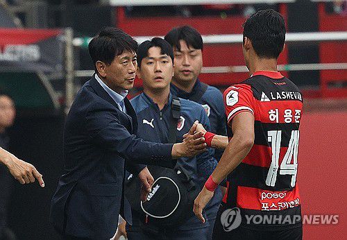 '잘했어'(포항=연합뉴스) 윤관식 기자 = 15일 경북 포항스틸야드에서 열린 프로축구 하나은행 K리그1 2024 포항 스틸러스와 대전 하나 시티즌의 경기. 포항 박태하 감독이 골을 넣은 허용준을 축하하고 있다. 2024.6.15 psik@yna.co.kr