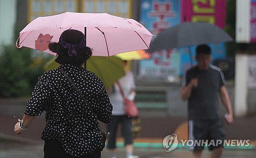 종일 흐리고 비(창원=연합뉴스) 김동민 기자 = 경남 남해안 일대 일부 지역에 호우 특보가 발효된 16일 오후 경남 창원시 마산합포구 한 거리에 우산 쓴 시민이 이동하고 있다. 2024.7.16 image@yna.co.kr