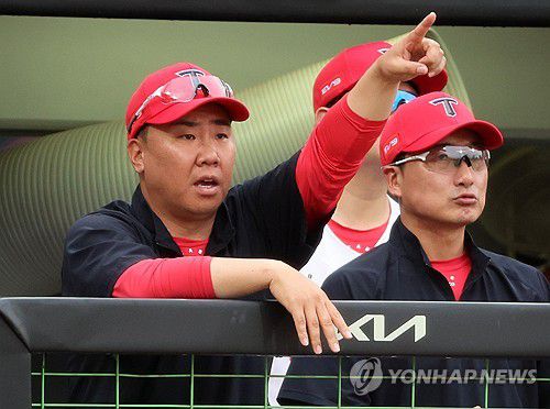 지시하는 이범호 감독(광주=연합뉴스) 조남수 기자 = 17일 광주기아챔피언스필드에서 열린 프로야구 삼성 라이온즈와 KIA 타이거즈의 경기. KIA 이범호 감독이 3회초 수비 때 선수에게 작전을 지시하고 있다. 2024.7.17 iso64@yna.co.kr