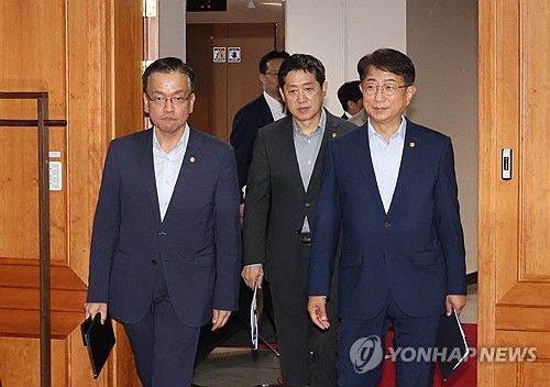 부동산 관계장관회의 참석하는 최상목 부총리(서울=연합뉴스) 최재구 기자 = 최상목 부총리 겸 기획재정부 장관이 18일 서울 종로구 정부서울청사에서 열린 부동산 관계장관회의에 참석하고 있다. 2024.7.18 jjaeck9@yna.co.kr