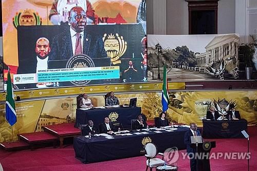 라마포사 남아공 대통령 의회 개원 연설(케이프타운 AFP=연합뉴스) 시릴 라마포사 남아공 대통령이 18일(현지시간) 저녁 케이프타운 시청에서 제7대 의회 개원 연설을 하고 있다. 2024.7.19 photo@yna.co.kr