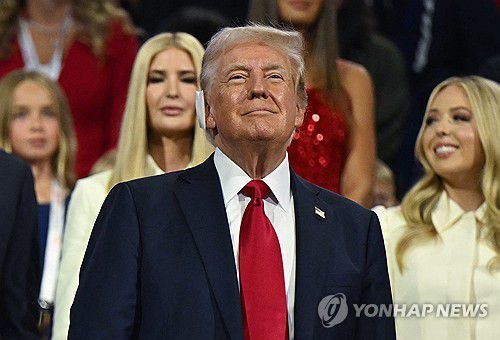 공화당 전당대회에서 미소 짓는 트럼프[밀워키 AFP=연합뉴스. 재판매 및 DB 금지]