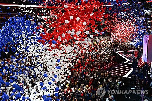 트럼프의 후보직 수락 직후 전당대회장에서 날아오르는 풍선들(밀워키 AFP=연합뉴스) 18일(현지시간) 도널드 트럼프 전 미국 대통령이 위스콘신주 밀워키에서 열린 공화당 전당대회에서 대선후보직을 수락하자 장내에서 수많은 색색의 풍선이 날아오르는 모습. 2024.7.18