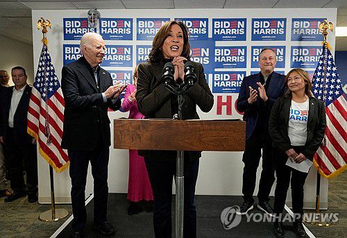 카멀라 해리스 부통령(중앙)[로이터 연합뉴스 자료사진]