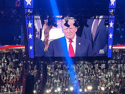 공화 전대 첫날 모습 드러낸 트럼프 전 대통령(밀워키[미 위스콘신주]=연합뉴스) 조준형 특파원 = 공화당 전당대회 첫날인 15일(현지시간) 위스콘신주 밀워키의 파이서브포럼에 도널드 트럼프 전 미국 대통령의 모습이 화면에 비치자 청중들이 열광하고 있다. 2024.7.16 jhcho@yna.co.kr