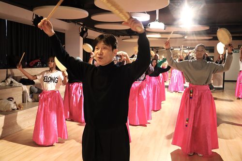 소고춤 연습하는 남아공 현지인들(요하네스버그=연합뉴스) 지난 8∼19일 남아프리카공화국 프리토리아 주남아공한국문화원에서 열린 워크숍에 참여한 현지인들이 소고춤을 연습하고 있는 모습. 2024.7.20 [주남아공한국문화원 제공]