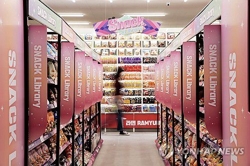 CU, 인천국제공항에 '스낵 특화 편의점' 오픈(서울=연합뉴스) CU는 인천국제공항 제2터미널에 국내외 인기 있는 스낵과 라면을 한데 모은 특화 편의점 '스낵&라면 라이브러리(CU T2인천공항 교통센터점)'를 오픈했다고 17일 밝혔다. 사진은 CU 스낵&라면 라이브러리. 2024.4.17 [CU 제공. 재판매 및 DB 금지] photo@yna.co.kr