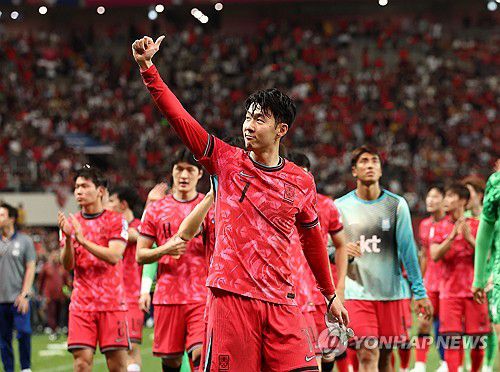 인사하는 손흥민(서울=연합뉴스) 류영석 기자 = 11일 서울월드컵경기장에서 열린 2026 북중미 월드컵 아시아 지역 2차 예선 C조 6차전 한국과 중국의 경기.     한국 주장 손흥민이 승리 후 팬들에게 인사를 하고 있다. 2024.6.11 ondol@yna.co.kr