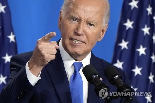 대선 완주 의사 밝히는 바이든(워싱턴 AP=연합뉴스) 조 바이든 미국 대통령이 북대서양조약기구(NATO·나토) 정상회의 마지막 날인 11일(현지시간) 워싱턴 DC에서 기자회견을 열고 대선 완주 의사를 밝히고 있다. 바이든 대통령은 민주당 안팎에서 거센 대선 후보 사퇴 압력을 받고 있다. 2024.07.12 passion@yna.co.kr