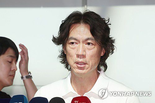 홍명보, 출국전 인터뷰(영종도=연합뉴스) 박동주 기자 = 한국 축구대표팀의 새 사령탑으로 선임된 홍명보 감독이 자신을 보좌할 외국인 코칭스태프 선임 관련 업무를 처리하고자 15일 오전 인천국제공항을 통해 출국하기에 앞서 취재진과 인터뷰하고 있다. 2024.7.15 pdj6635@yna.co.kr