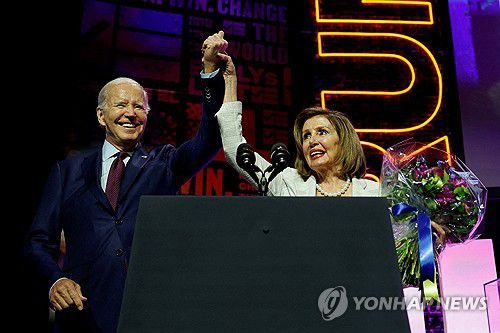 2023년 5월 16일(현지시간) 낸세 펠로시 전 미국 하원의장과 조 바이든 미 대통령[로이터 연합뉴스 자료사진. 재배포 및 DB 금지]