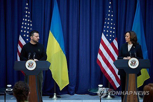 지난 2월 17일(현지시간) 독일 뮌헨안보회의에서 기자회견하는 해리스 미 부통령과 젤렌스키 우크라이나 대통령[UPI 연합뉴스 자료사진. 재배포 및 DB 금지]