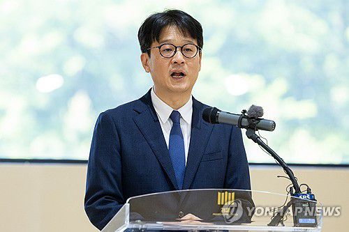 취임사하는 이창수 신임 서울중앙지검장(서울=연합뉴스) 윤동진 기자 = 이창수 신임 서울중앙지검장이 16일 오후 서초구 서울중앙지검에서 열린 취임식에서 취임사를 하고 있다. 2024.5.16 mon@yna.co.kr