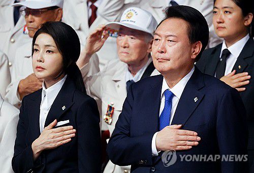 윤석열 대통령, 6·25전쟁 74주년 행사 국기에 경례(대구=연합뉴스) 홍해인 기자 = 윤석열 대통령과 김건희 여사가 25일 대구 엑스코에서 열린 '6·25전쟁 제74주년 행사'에 참석해 국기에 경례하고 있다. 2024.6.25 [대통령실통신사진기자단] hihong@yna.co.kr