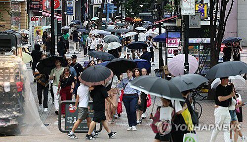 조금씩 내리는 비(서울=연합뉴스) 류영석 기자 = 16일 오후 비가 내리는 서울 명동거리에서 시민 및 관광객들이 우산을 쓴 채 걸어가고 있다. 2024.7.16 ondol@yna.co.kr