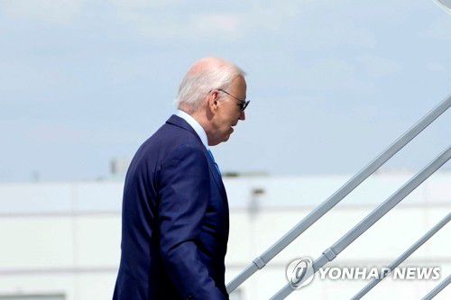 에어포스 원 오르는 바이든(라스베이거스 AFP=연합뉴스) 조 바이든 미국 대통령이 17일(현지시간) 네바다주 라스베이거스 해리 리드 국제공항에서 대통령 전용기인 에어포스 원에 오르고 있다. 2024.07.18 passion@yna.co.kr