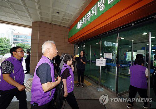 서부지법 들어서는 유가족(서울=연합뉴스) 박동주 기자 = 이태원 참사 유가족협의회·시민대책회의 관계자들이 22일 오전 이임재 전 용산경찰서장의 공판이 열리는 서울서부지방법원으로 들어서고 있다. 2024.7.22 pdj6635@yna.co.kr