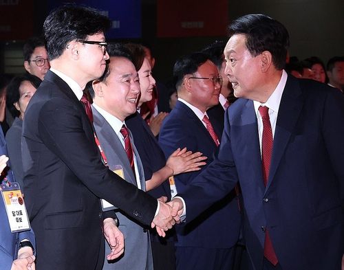 윤석열 대통령, 한동훈 당대표 후보와 인사(고양=연합뉴스) 홍해인 기자 = 윤석열 대통령이 23일 오후 경기 고양시 킨텍스에서 열린 국민의힘 제4차 전당대회에 입장하며 한동훈 당대표 후보와 인사하고 있다. 2024.7.23 [대통령실통신사진기자단] hihong@yna.co.kr