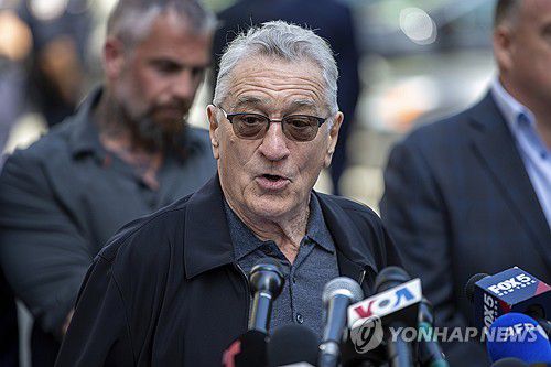 지난 5월 도널드 트럼프 전 대통령 형사재판에서 연설하는 로버트 드 니로[AP 연합뉴스 자료사진. 재판매 및 DB 금지]