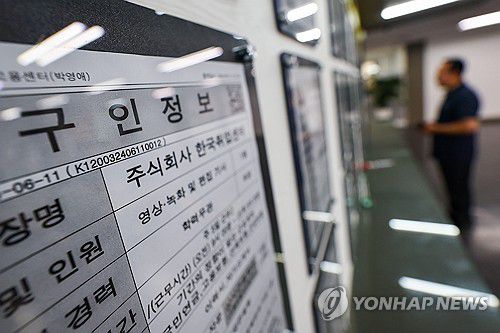고용원 없는 '1인 자영업자' 11만4천명↓(서울=연합뉴스) 서대연 기자 = 5월 취업자 수 증가폭이 기상여건 악화와 조사기간 휴일 포함 등에 따라 39개월 만에 최소로 나타난 가운데 고용원이 없는 1인 자영업자 수가 큰 폭으로 감소했다.     12일 통계청이 발표한 5월 고용동향에 따르면 지난 달 15세 이상 취업자는 2천891만5천명으로 1년 전보다 8만명 증가에 그쳤다. 고용원 없는 자영업자는 1년 전보다 11만4천명 줄었다. 2018년 9월(-11만7천명) 이후 가장 큰 폭의 감소세다. 사진은 이날 서울 시내 한 고용센터에 마련된 일자리 정보 게시판. 2024.6.12 dwise@yna.co.kr